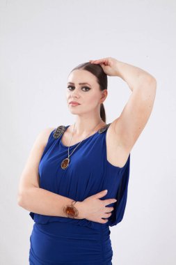 Saçında eli olan güzel beyaz bir kadın.