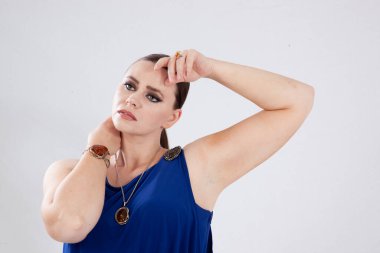 Saçında eli olan güzel beyaz bir kadın.