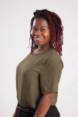 Gülümseyen Mutlu Siyah Kadın