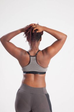 Sırtı kameraya dönük güzel bir bayan.