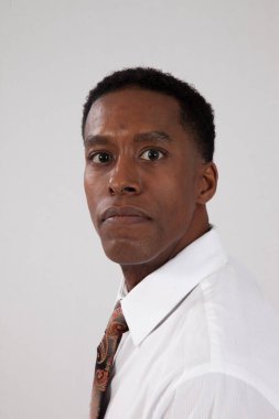 Beyaz gömlekli ve kravatlı yakışıklı siyah adam.