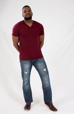 Düşünceli yakışıklı siyah adam.