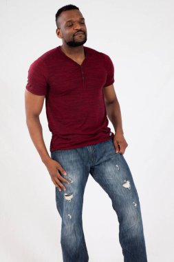 Yakışıklı siyah adam düşünceli görünüyor.