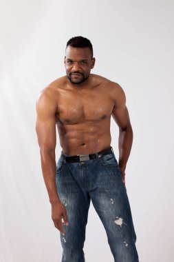 Tişörtsüz, dalgın siyah adam.