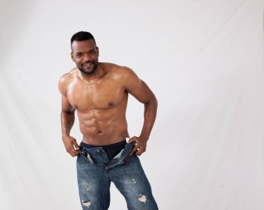 Çıplak göğsü olan mutlu siyah adam.