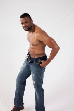 Çıplak göğsü olan mutlu siyah adam.