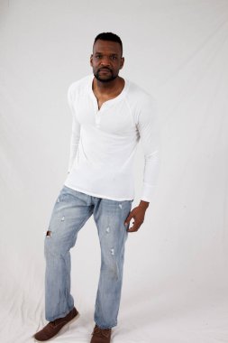 Yakışıklı siyah adam düşünceli görünüyor.