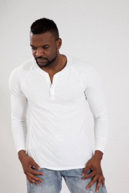 Yakışıklı siyah adam düşünceli görünüyor.