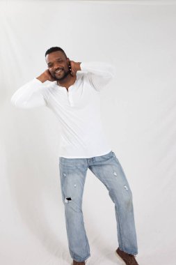 Gülümseyen mutlu siyah adam