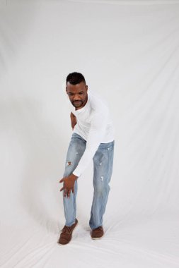 Yakışıklı siyah adam düşünceli görünüyor.