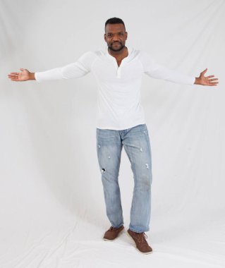 Yakışıklı siyah adam düşünceli görünüyor.