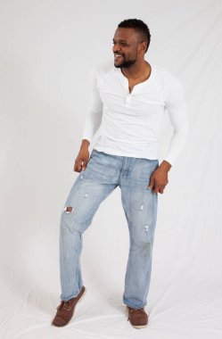 Gülümseyen mutlu siyah adam