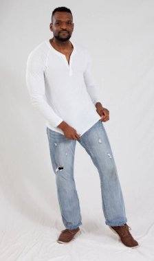 Yakışıklı siyah adam düşünceli görünüyor.