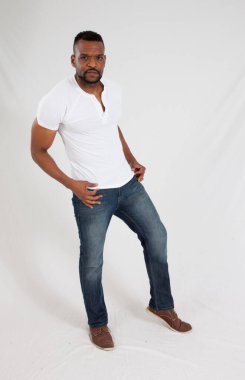 Yakışıklı siyah adam düşünceli görünüyor.