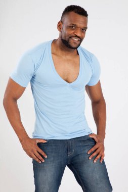 Gülümseyen mutlu siyah adam