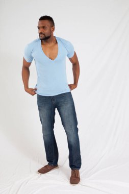 Yakışıklı siyah adam düşünceli görünüyor.