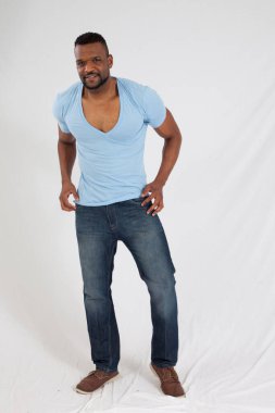 Gülümseyen mutlu siyah adam