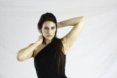 Siyah elbiseli düşünceli bir kadın.