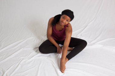 Gülümseyen mutlu siyah kadın