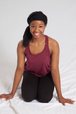 Gülümseyen mutlu siyah kadın