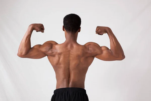 Hombre Sin Camisa Mostrando Sus Músculos — Foto de Stock