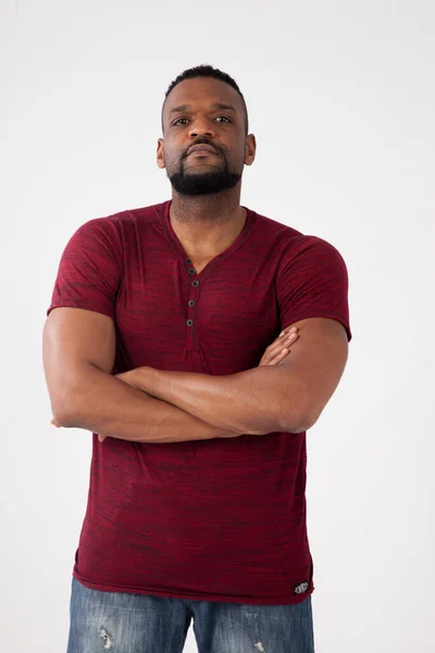 Düşünceli yakışıklı siyah adam.