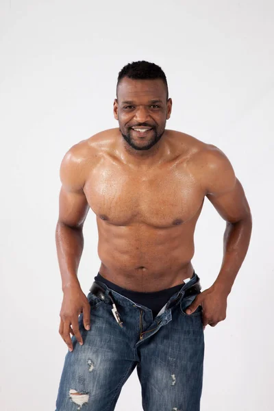 胸が裸の幸せな黒人男性 — ストック写真