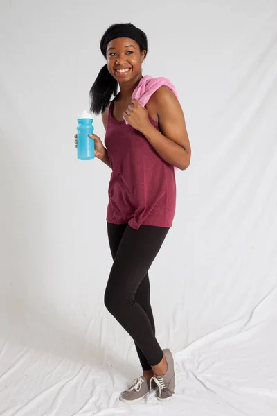 Mujer Negra Feliz Haciendo Ejercicio Con Una Toalla Una Botella — Foto de Stock