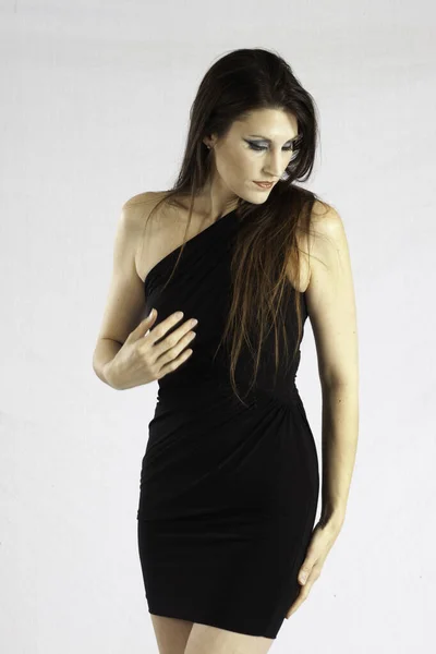 Mujer Reflexiva Vestido Negro —  Fotos de Stock