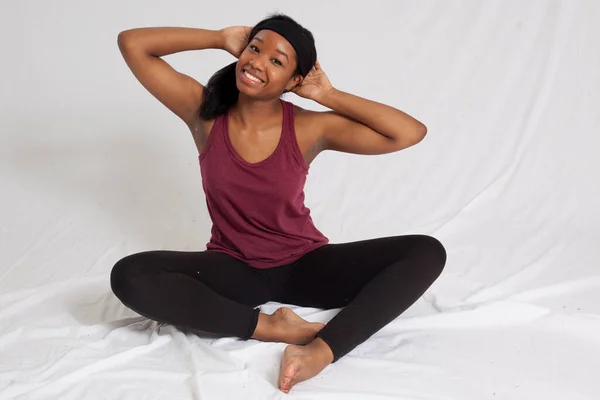 Mulher Negra Feliz Sentada Com Sorriso — Fotografia de Stock