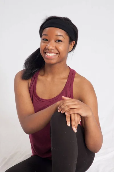 Feliz Mujer Negra Sentada Con Una Sonrisa — Foto de Stock