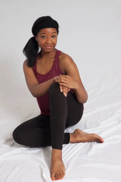 Feliz Mujer Negra Sentada Con Una Sonrisa — Foto de Stock