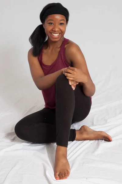 Mulher Negra Feliz Sentada Com Sorriso — Fotografia de Stock