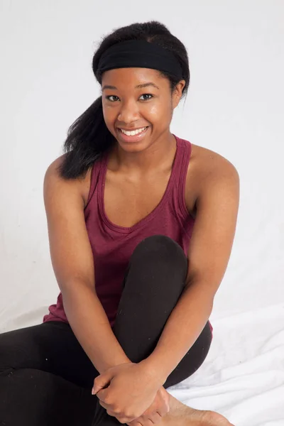 Mulher Negra Feliz Sentada Com Sorriso — Fotografia de Stock