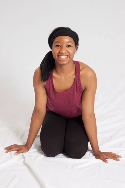 Feliz Mujer Negra Sentada Con Una Sonrisa — Foto de Stock