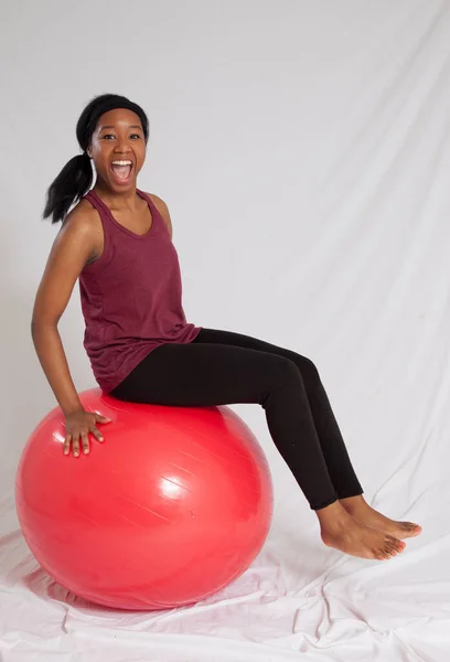 Linda Mulher Negra Sentada Uma Bola Exercício Vermelho — Fotografia de Stock