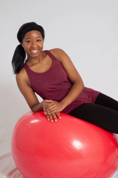 Linda Mulher Negra Sentada Uma Bola Exercício Vermelho — Fotografia de Stock