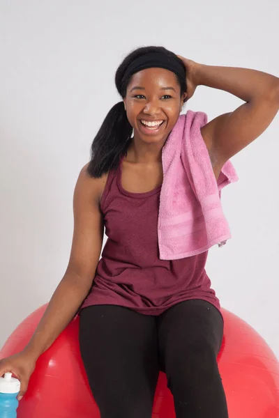 Linda Mulher Negra Sentada Uma Bola Exercício Vermelho — Fotografia de Stock