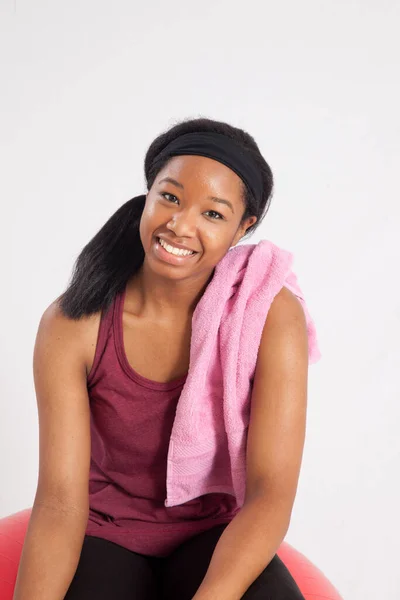 Mulher Negra Feliz Sentada Com Sorriso — Fotografia de Stock