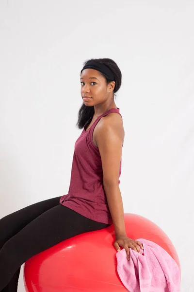 Linda Mulher Negra Sentada Uma Bola Exercício Vermelho — Fotografia de Stock