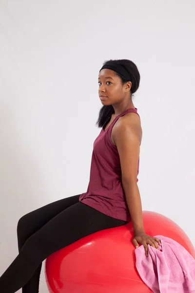 Preciosa Mujer Negra Sentada Una Pelota Ejercicio Roja — Foto de Stock