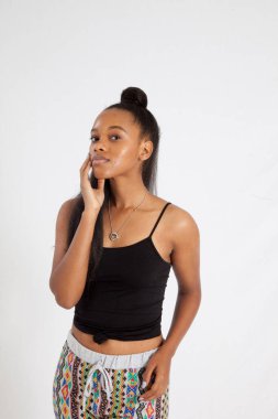 Hoş kadın düşünceli görünüyor.