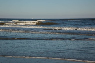 Sahilde okyanus dalgaları