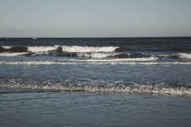 Sahilde okyanus dalgaları