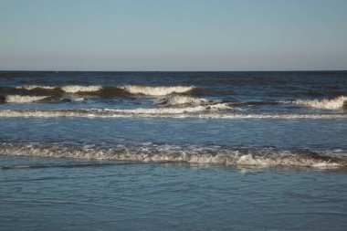 Dalgalı açık okyanus