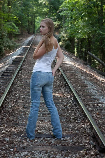 Hermosa Rubia Caminando Por Las Vías Del Ferrocarril —  Fotos de Stock