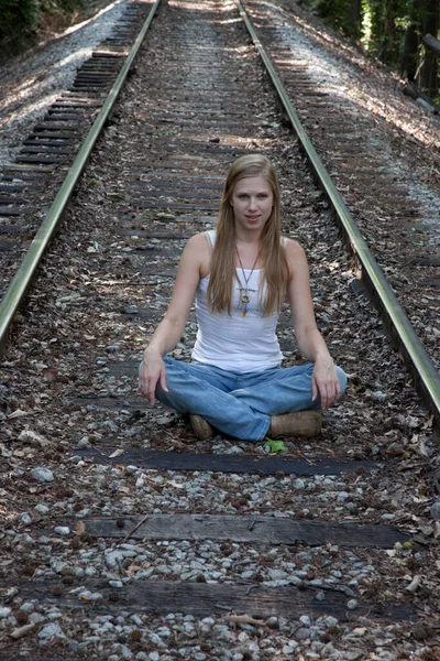 Hermosa Mujer Rubia Sentada Las Vías Del Ferrocarril — Foto de Stock