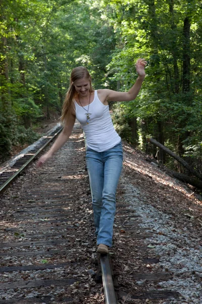 Glückliche Blonde Frau Balanciert Auf Bahngleisen — Stockfoto