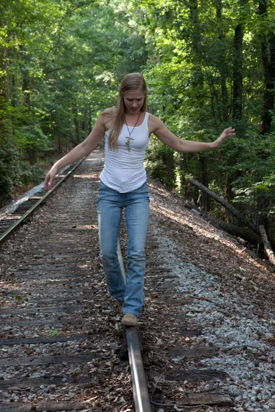 Mujer Rubia Feliz Equilibrándose Las Vías Del Ferrocarril — Foto de Stock