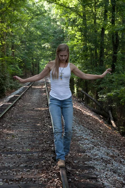 Mujer Rubia Feliz Equilibrándose Las Vías Del Ferrocarril — Foto de Stock